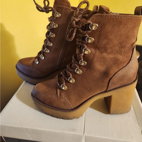 Brown boots with heel never used still in the box - Picture 2 of 5